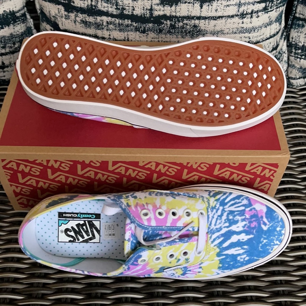Vans Tie-Dye Canvas Low-Top Sneakers in Blue, Pink, Yellow - Picture 4 of 16